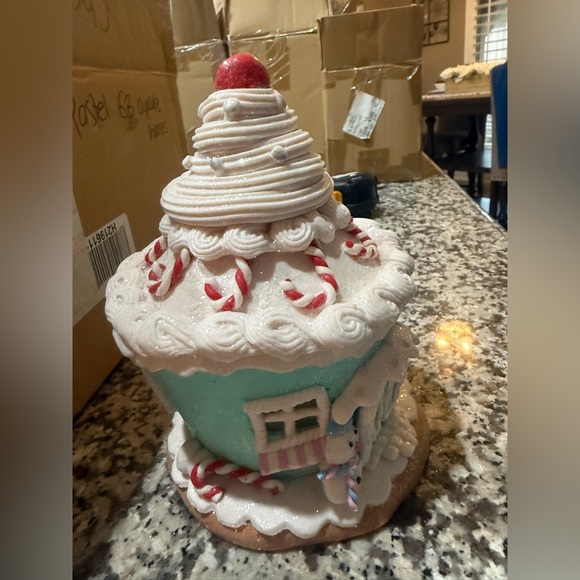 Set of (3) Valerie Parr 6” Illuminated Pastel Gingerbread Cupcakes houses - Picture 10 of 17